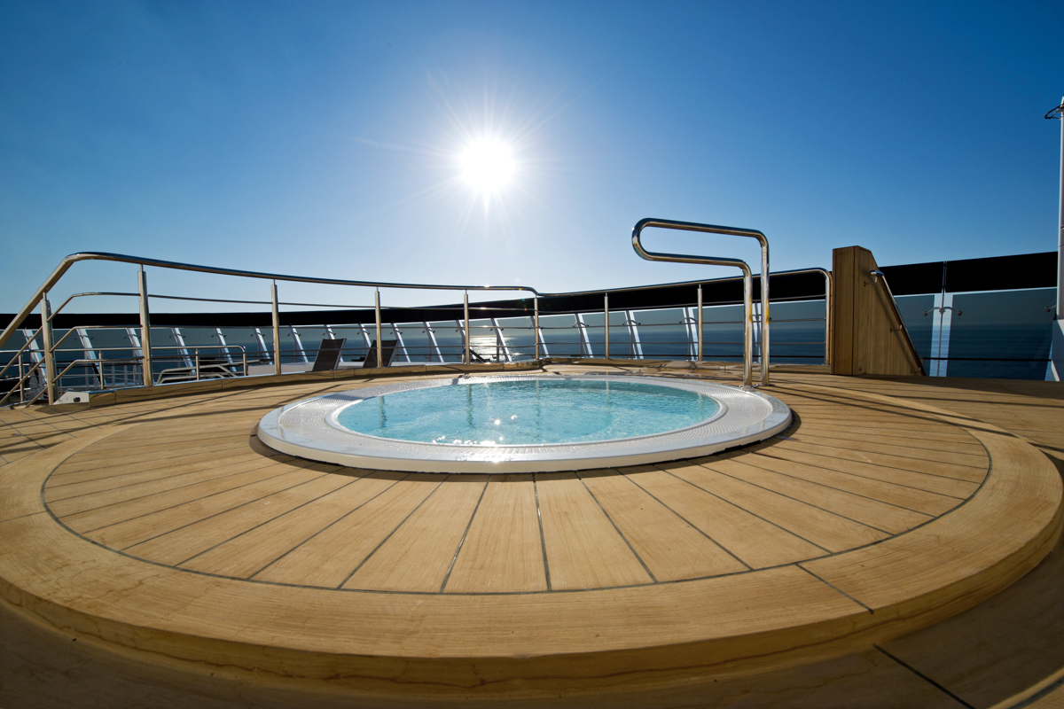 MyCruise MSC Divina Offentlige-arealer Pool-Spa3